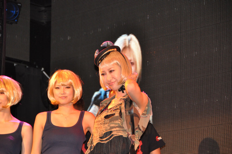 Illustration for article titled Japan Launched Gears of War 3 with Idols You Can... *Ahem*